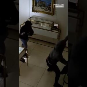 Over $500K Worth Of Jewelry Stolen In #NYC Smash-And-Grab